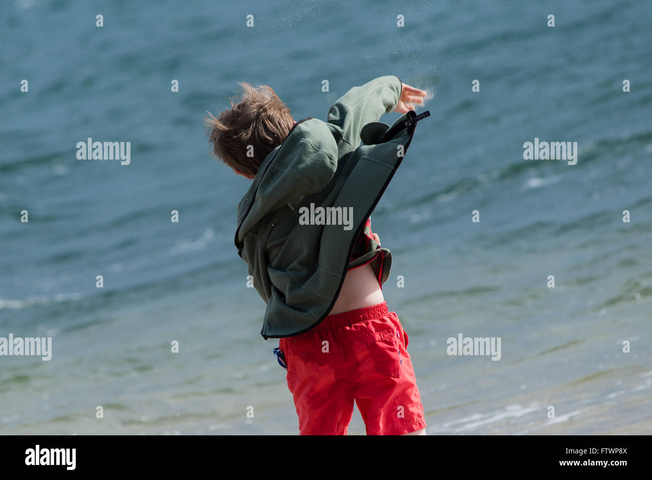 Kind, spielen, Spaß im Meer Frühlingstag am Cromarty Firth, Nigg Strand Stockfoto