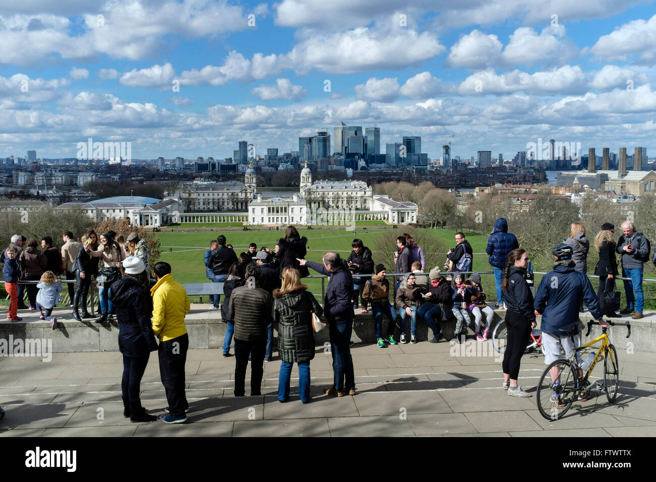 Besucher nach Greenwich Blick quer durch den Park in Richtung der Königin House, Old Royal Naval College und Canary Wharf Stockfoto