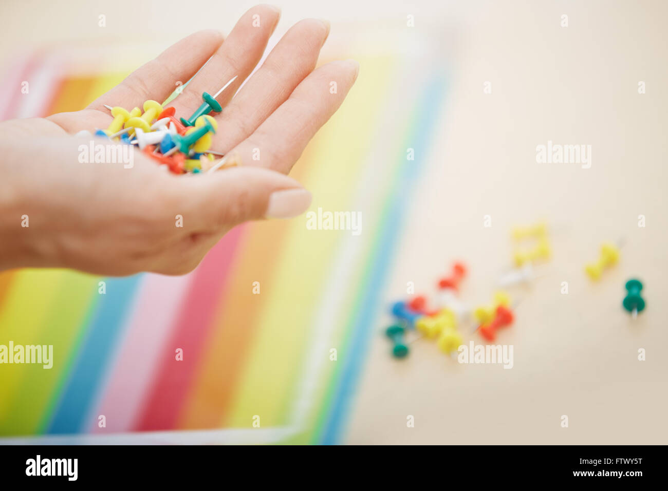 Frau Hand mit bunten Pins Stockfoto