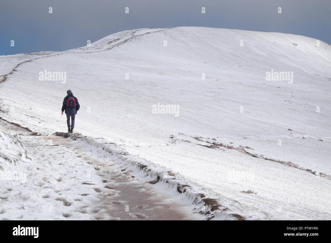 Pen Y Fan Brecon Beacons, die, denen eine Gehhilfe den Weg durch steigt, Schnee im März zum Gipfel 886 m Stockfoto