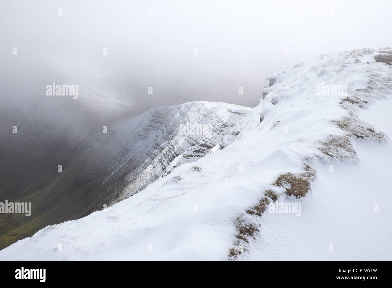 Brecon Becons - Blick vom Gipfel des Pen Y Fan 886m Suche entlang des Schnees bedeckt Kammlinie von Craig Cwm Sere im März UK Stockfoto