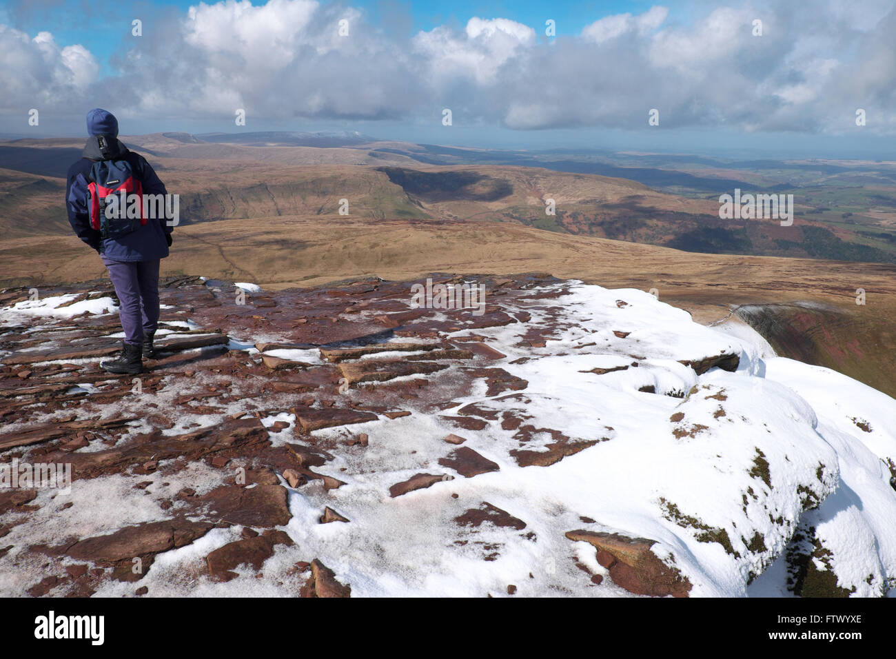 Brecon Beacons bewundert ein Wanderer den Blick nach Norden vom Pen Y Fan im März Stockfoto