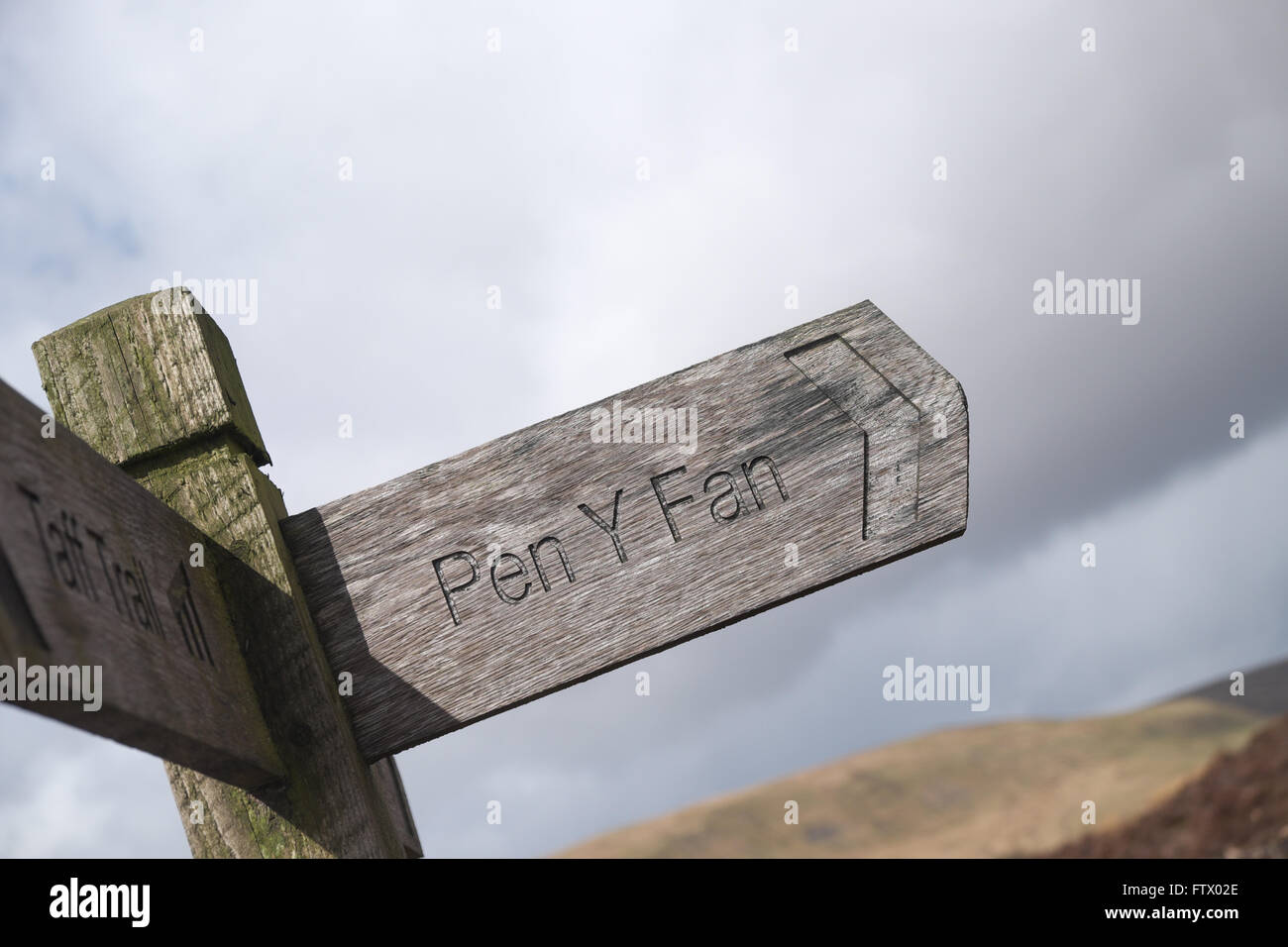 Wanderweg-Zeichen zu Pen Y Fan in den Brecon Beacons Powys Wales Stockfoto