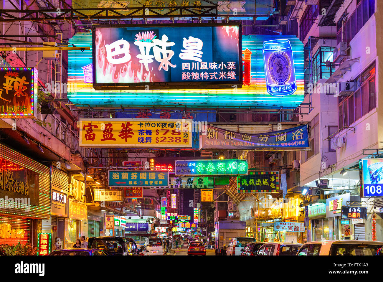 Zeichen erhellen die Nacht in Kowloon, Hongkong. Stockfoto