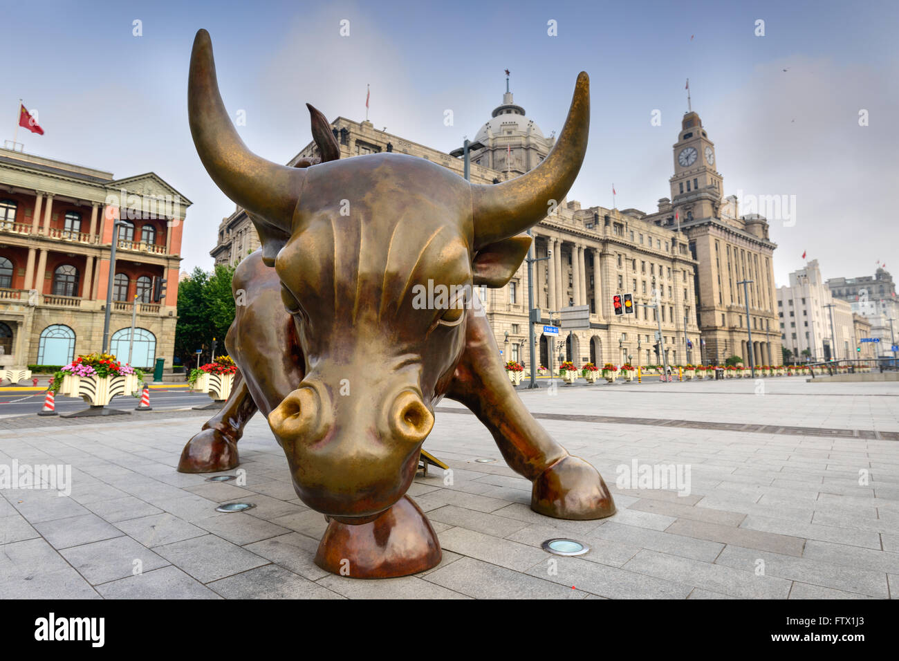 SHANGHAI, CHINA - 19. Juni 2014: Der Bund Stier Skulptur am Morgen. Die Arbeit wurde im Jahr 2010 vorgestellt. Stockfoto