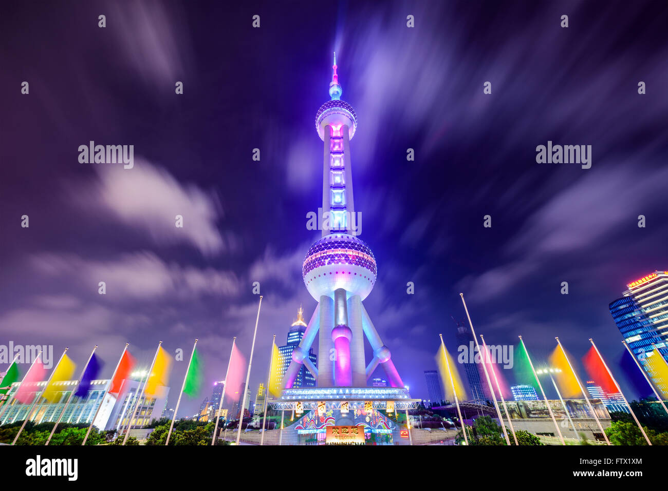 Das Wahrzeichen Oriental Pearl Tower in der Nacht in Lujiazui Financial District in Shanghai, China. Stockfoto