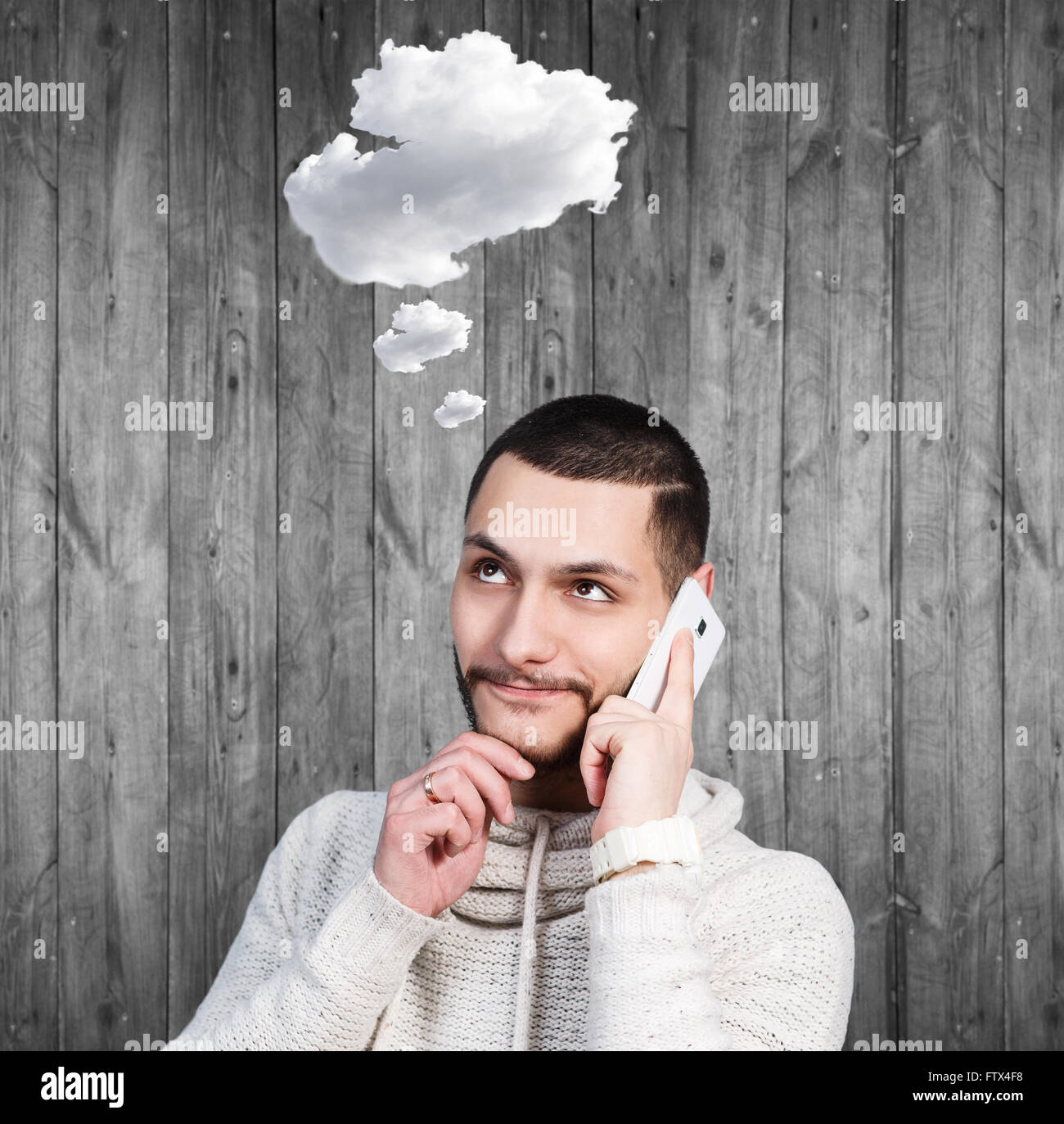 Junger Mann Tagtraum und sprechen am Telefon Stockfoto