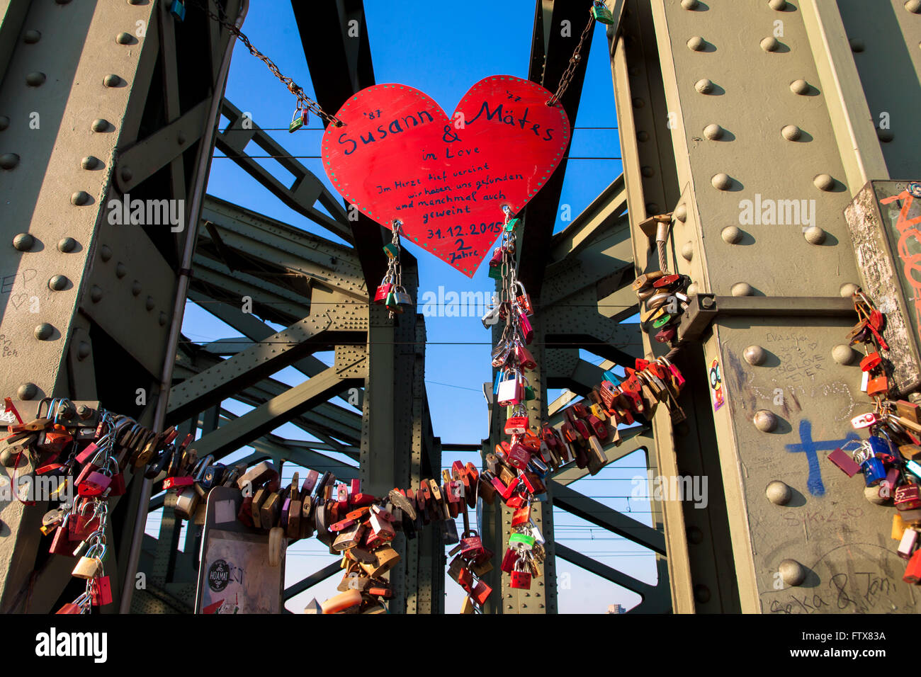Europa, Deutschland, Köln, Vorhängeschlösser am Zaun der Fussweg von der Hohenzollern-Eisenbahnbrücke. Junge Paare besiegeln ihre Liebe mit e Stockfoto