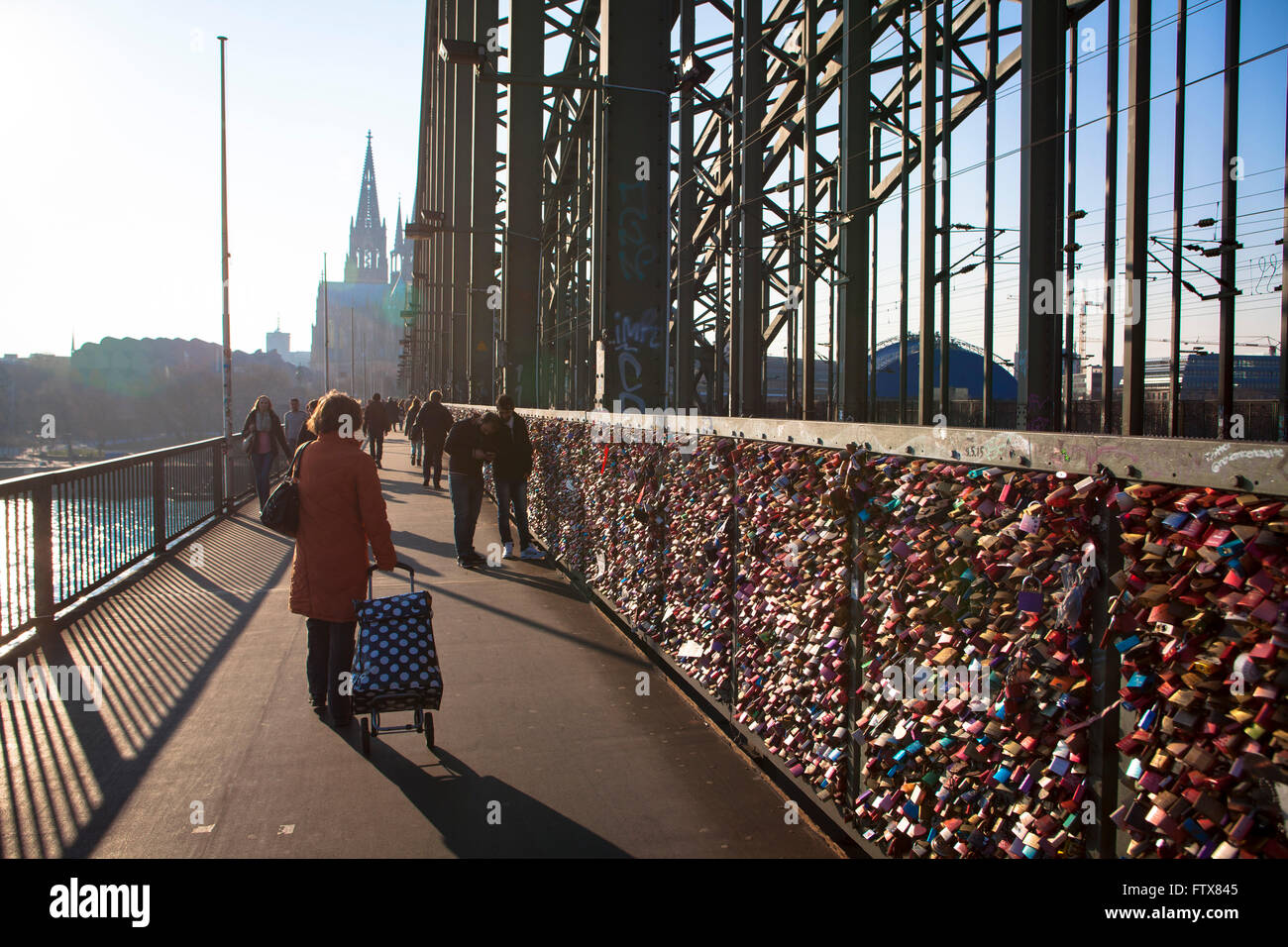 Europa, Deutschland, Köln, Vorhängeschlösser am Zaun der Fussweg von der Hohenzollern-Eisenbahnbrücke. Junge Paare besiegeln ihre Liebe mit e Stockfoto