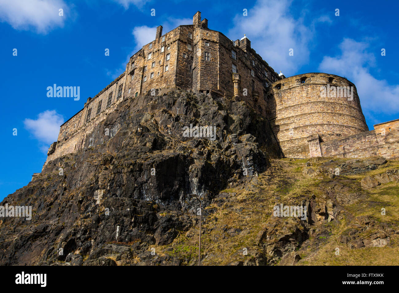 Ein Blick auf das prächtige Edinburgh Castle von Johnston Terrasse in Edinburgh, Schottland. Stockfoto