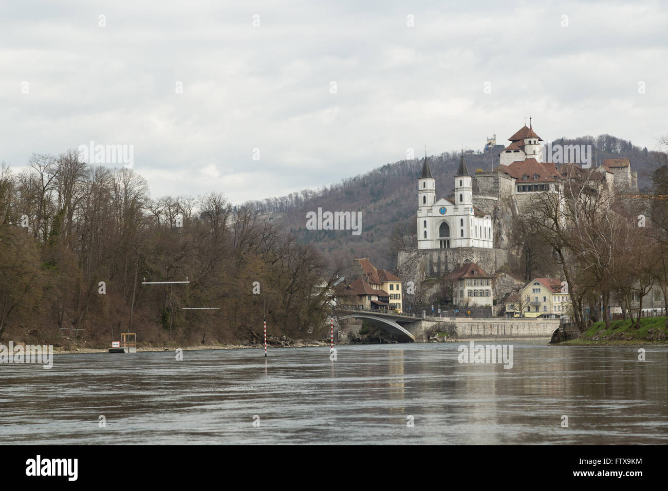 Aarburg Schloss am Fluss Aare in der Schweiz. Es wird als eine Schweizer Weltkulturerbe-Stätte von nationaler Bedeutung eingestuft. Stockfoto