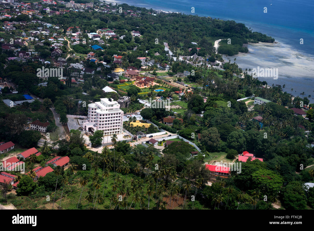 Luftaufnahme der Wohn Aera und Hotels in der Nähe von Stone Town, Zanzibar. Stockfoto