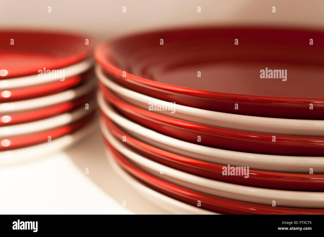 Rote und weiße Platten Stockfoto