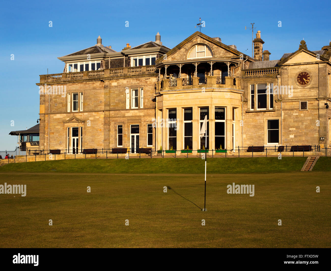 Königliche und alte Golf-Club aus dem 18. Grün auf dem Old Course in St Andrews, Fife, Schottland Stockfoto