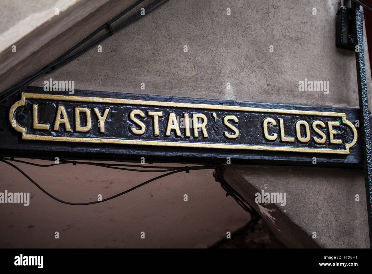 Das Straßenschild für den historischen Lady Treppe schließen befindet sich entlang der Royal Mile in Edinburgh, Schottland. Stockfoto