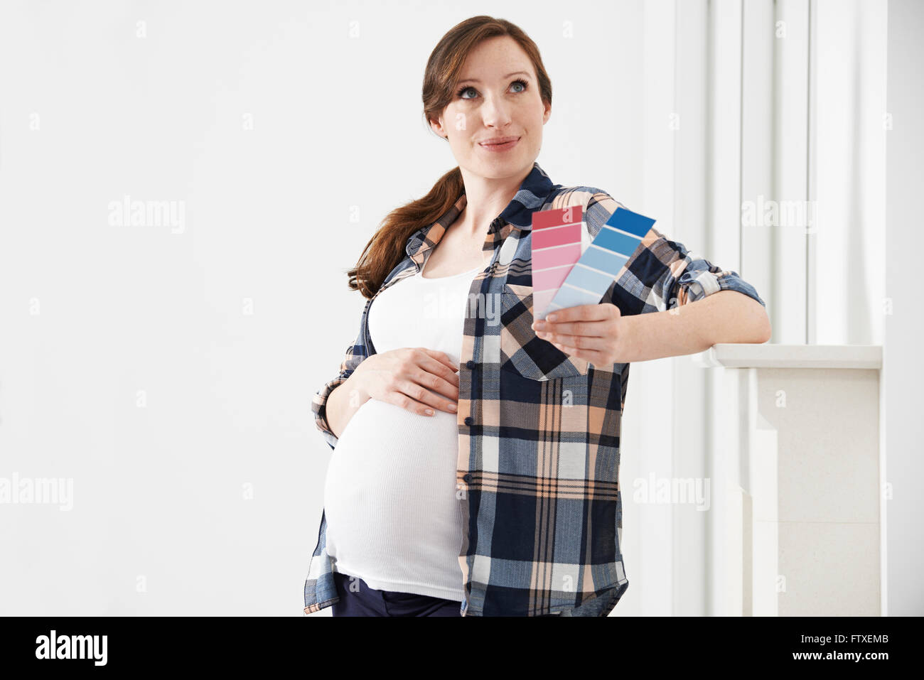 Schwangere Frau Wahl Farbschema für Kinderzimmer Stockfoto