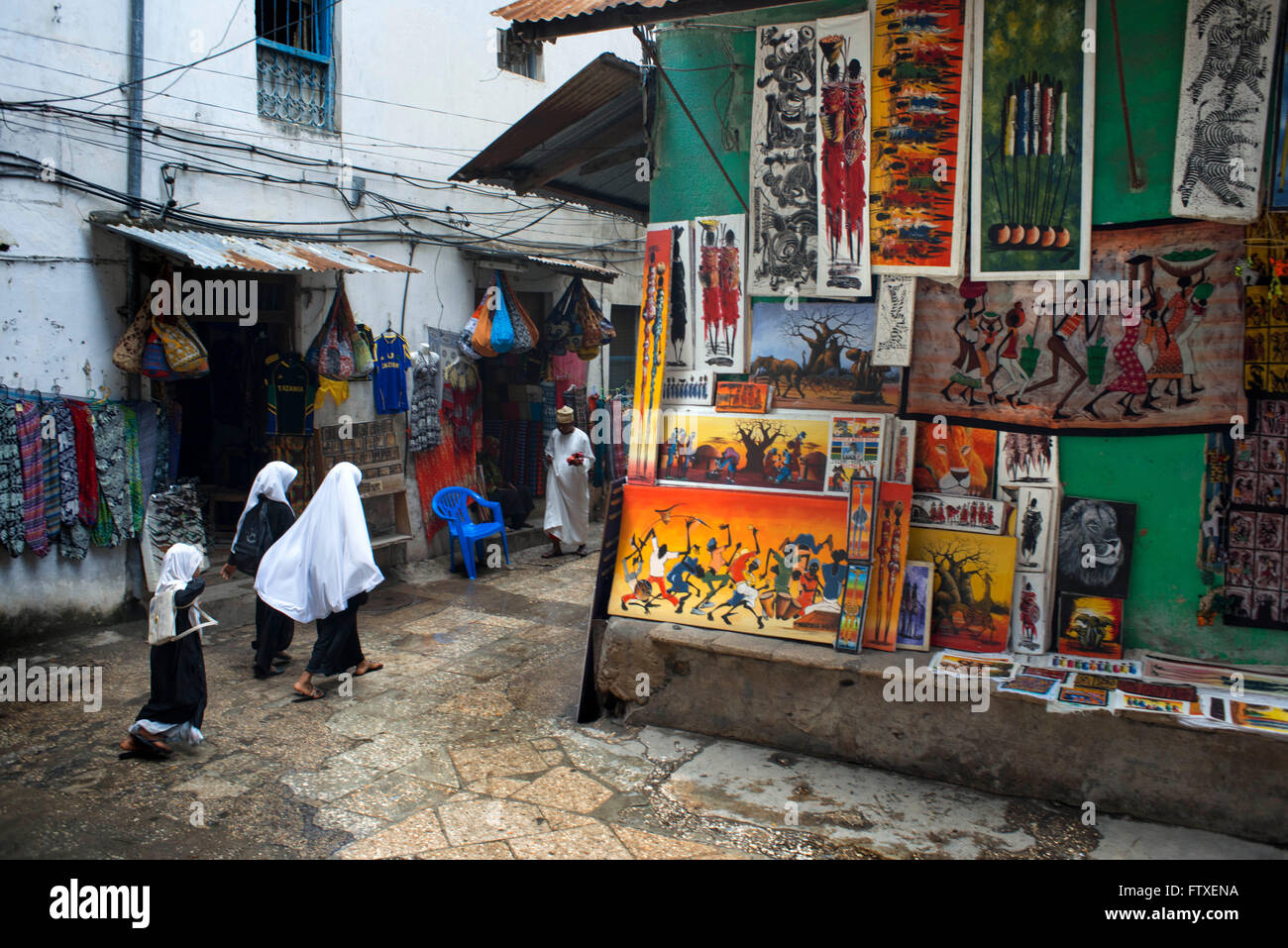 Straßen von Zentrum von Stone Town, Sansibar, Tansania. Läden mit Kunsthandwerk, Gemälde und Bilder. Stockfoto