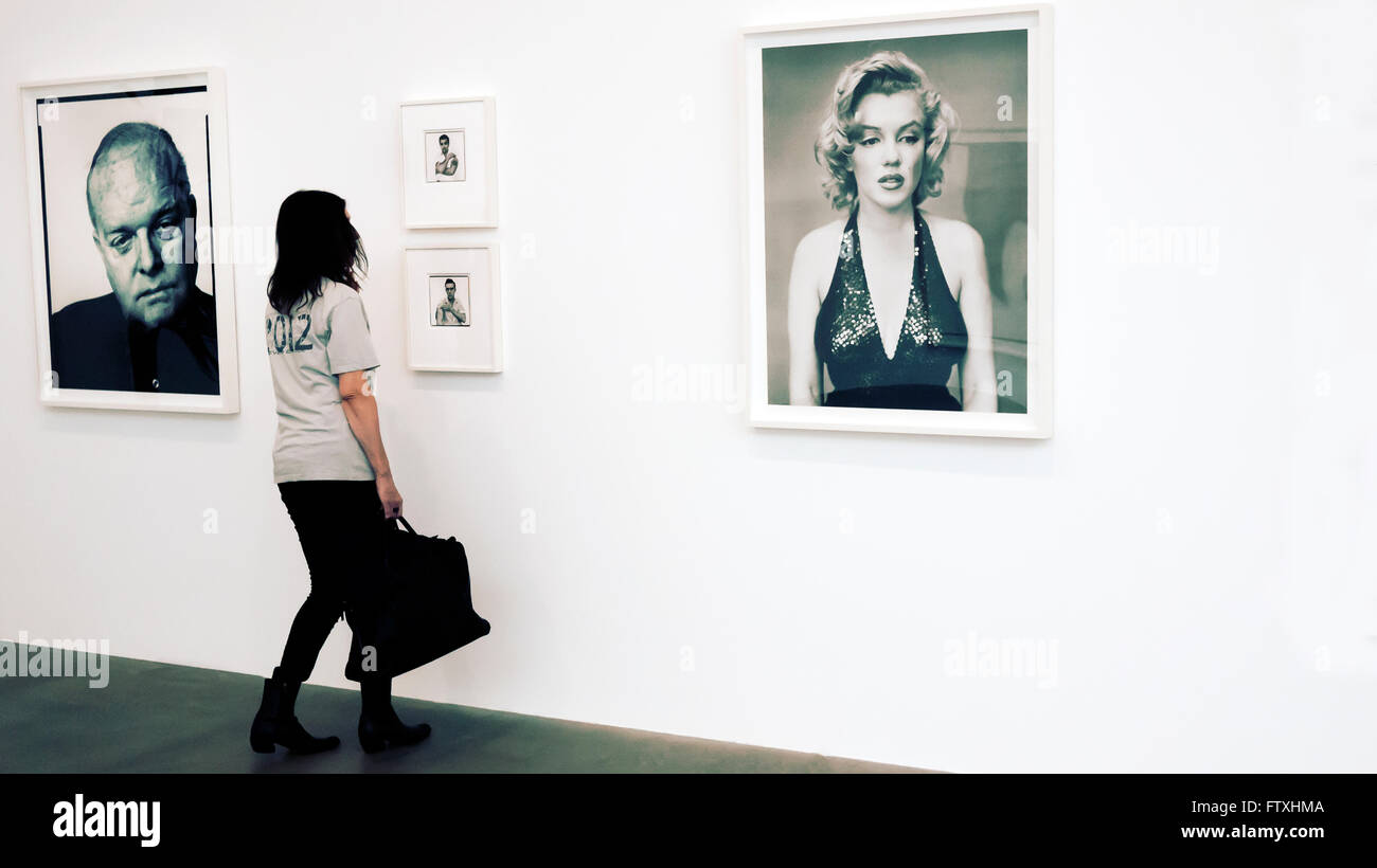 Kunst Galerie Besucher in der Gagosian Gallery London UK Stockfoto