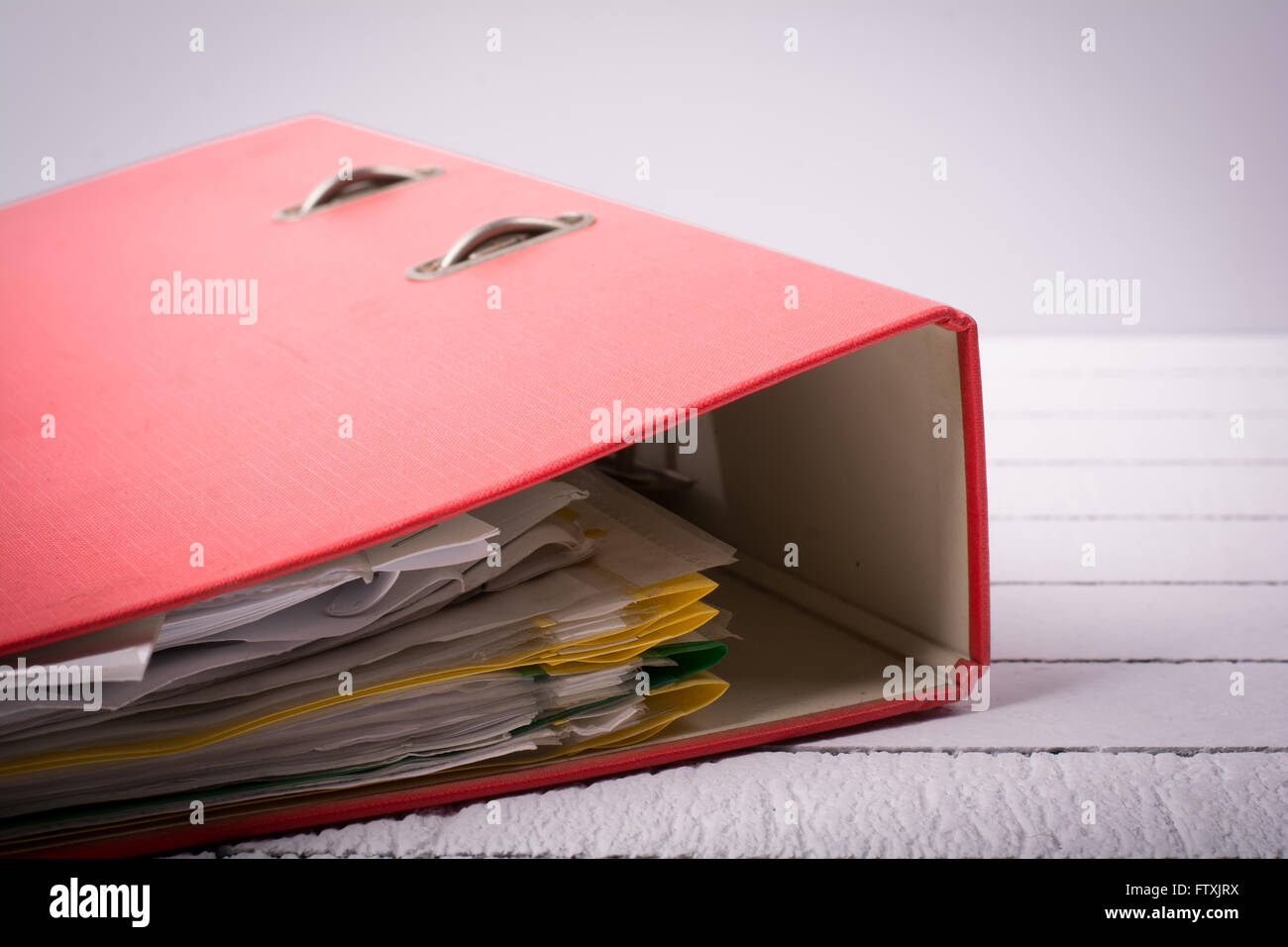 Volle Ordner mit Dokumenten für Arbeit und Verwaltung Stockfoto