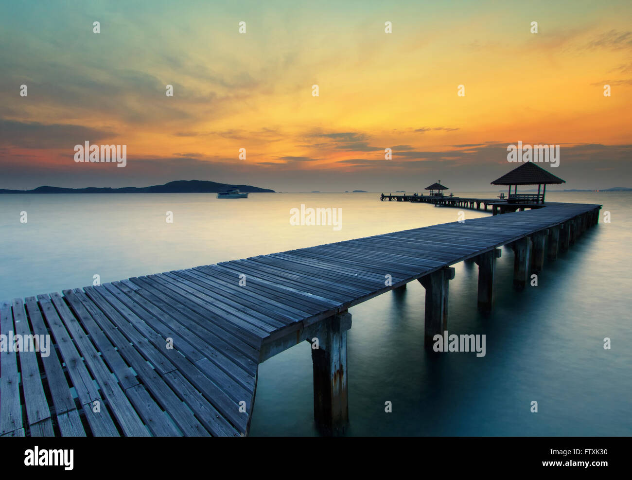 Die lange Brücke über dem Meer mit einem wunderschönen Sonnenaufgang, Rayong, Thailand Stockfoto