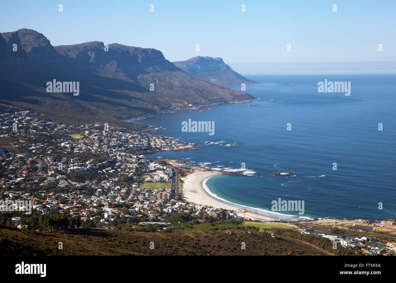 Camps Bay gegen zwölf Apostel gesehen vom Lions Head am frühen Morgen - Cape Town - Südafrika Stockfoto