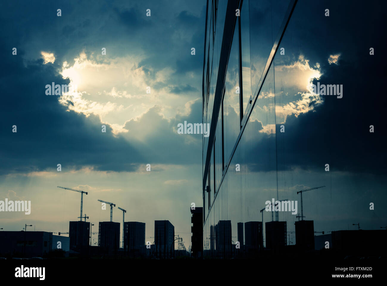 Silhouette der Baukräne spiegelt sich in der Gebäudehülle, Granada, Andaulcia, Spanien Stockfoto