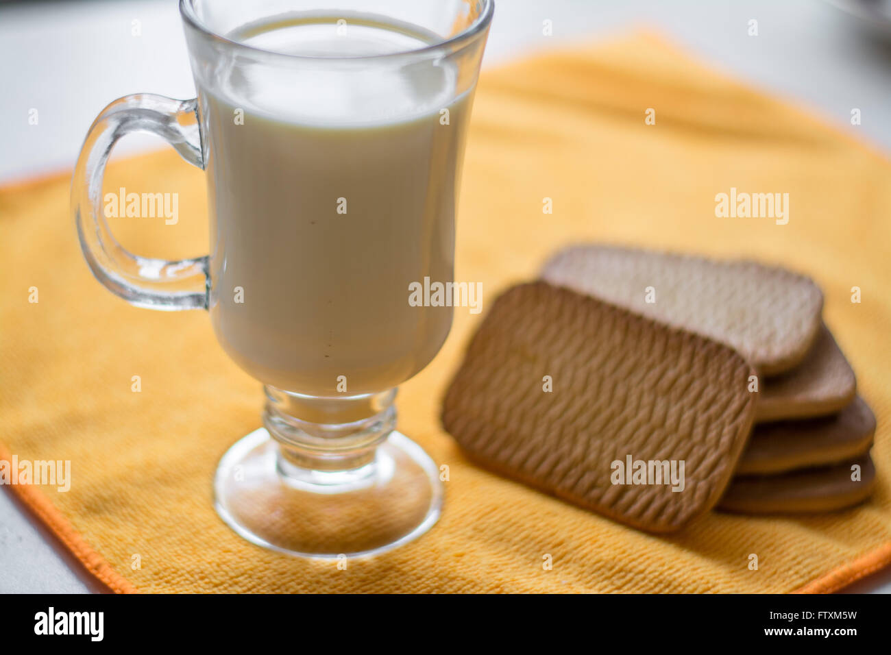 Frische gesunde Milch und Cookies Kekse, Milch, Stockfoto