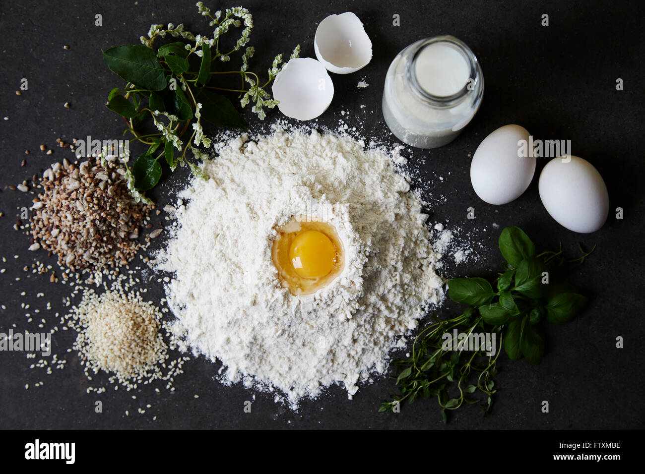 Mehl, Eiern, Milch, Kräutern, Reis und gemischte Samen Stockfoto