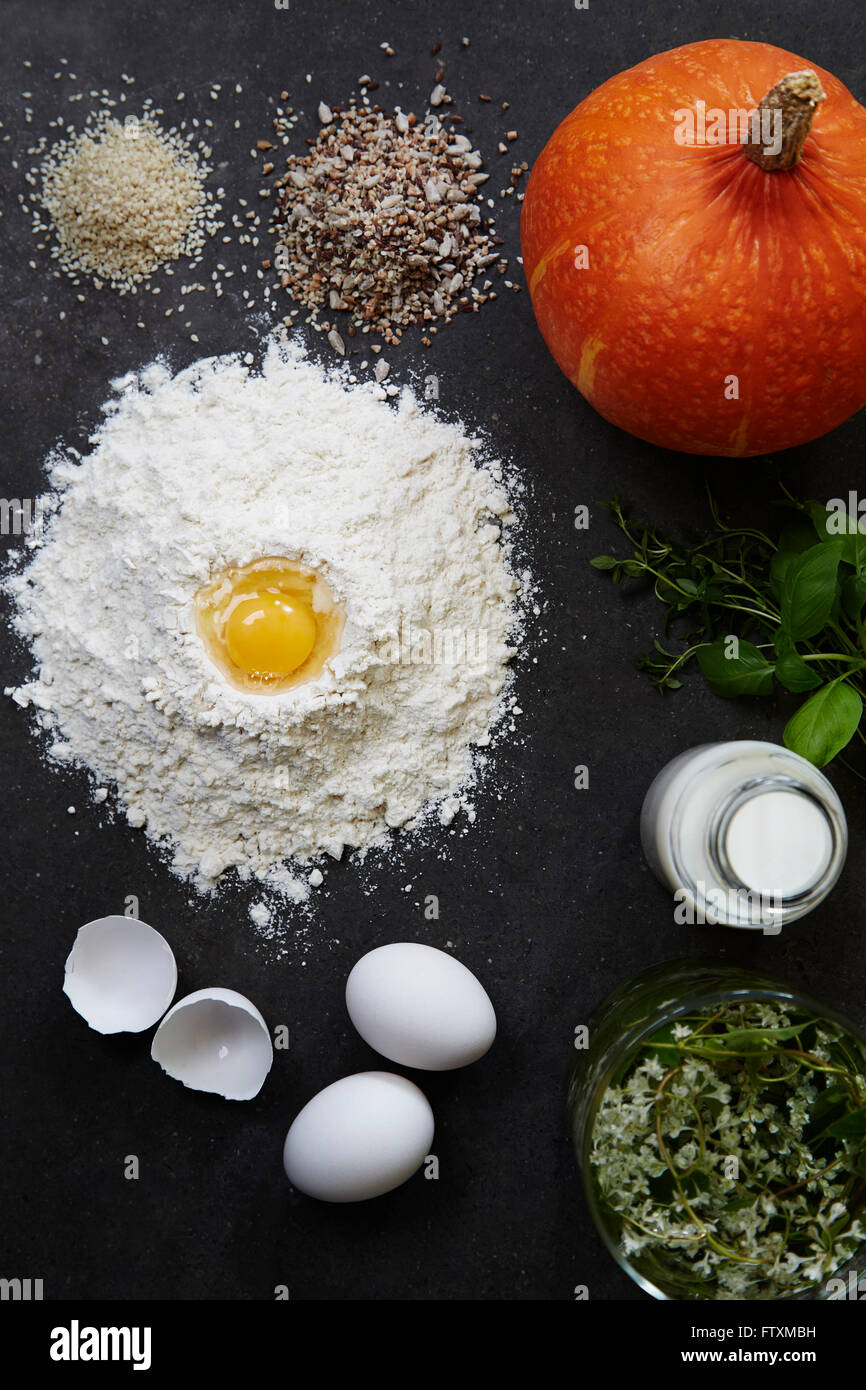 Mehl, Eiern, Milch, Kräutern, Reis, Kürbis und gemischte Samen Stockfoto