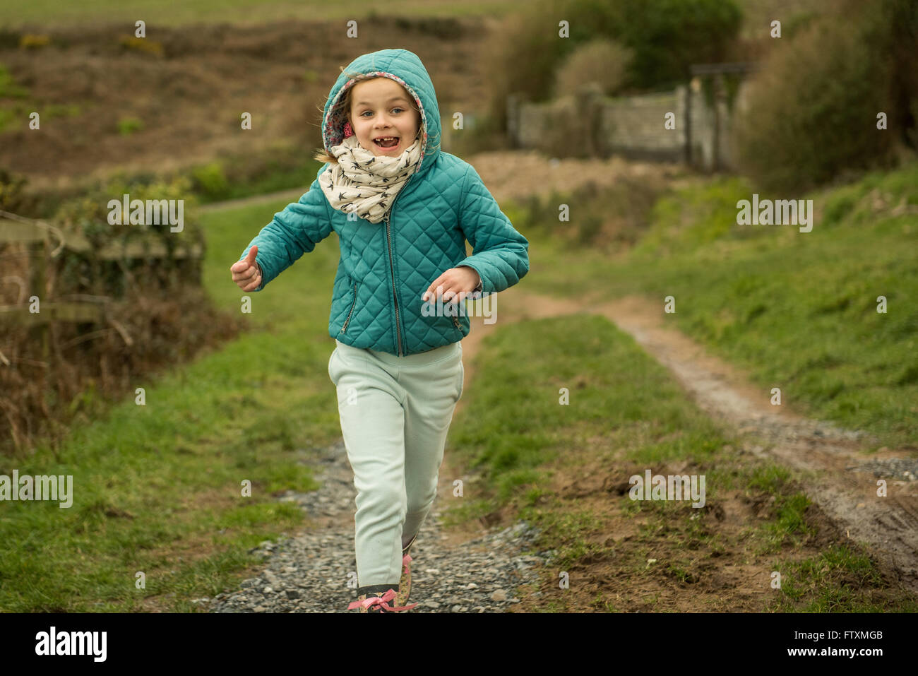 Mädchen läuft auf Wanderweg Stockfoto