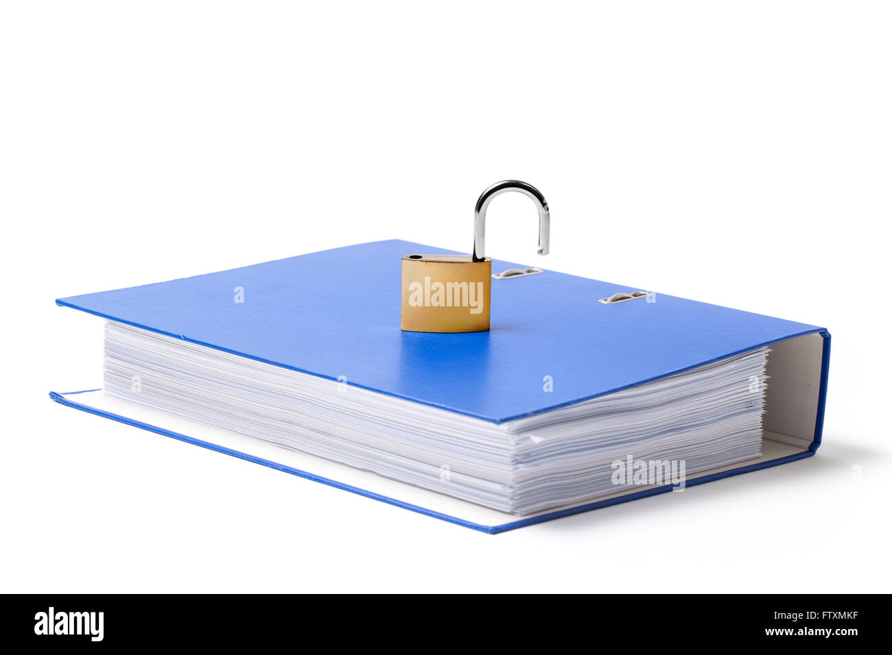Offenen Metall Vorhängeschloss setzen auf einen Karton Ordner auf weißem Hintergrund. Stockfoto