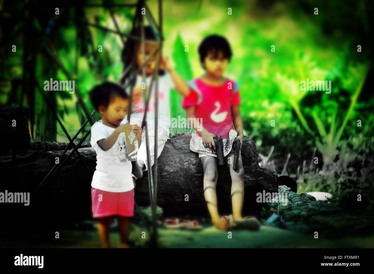 Kinder mit Kunststoff Waffen in einem Slum in der Nähe von Cebu City, Cebu, Philippinen. Stockfoto