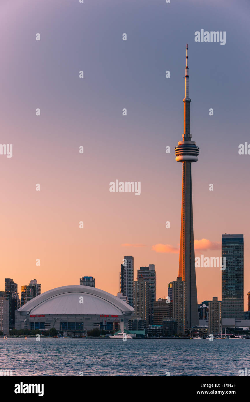 Berühmte Skyline von Toronto mit dem CN Tower und Rogers Centre bei Sonnenuntergang die Toronto Islands entnommen. Stockfoto