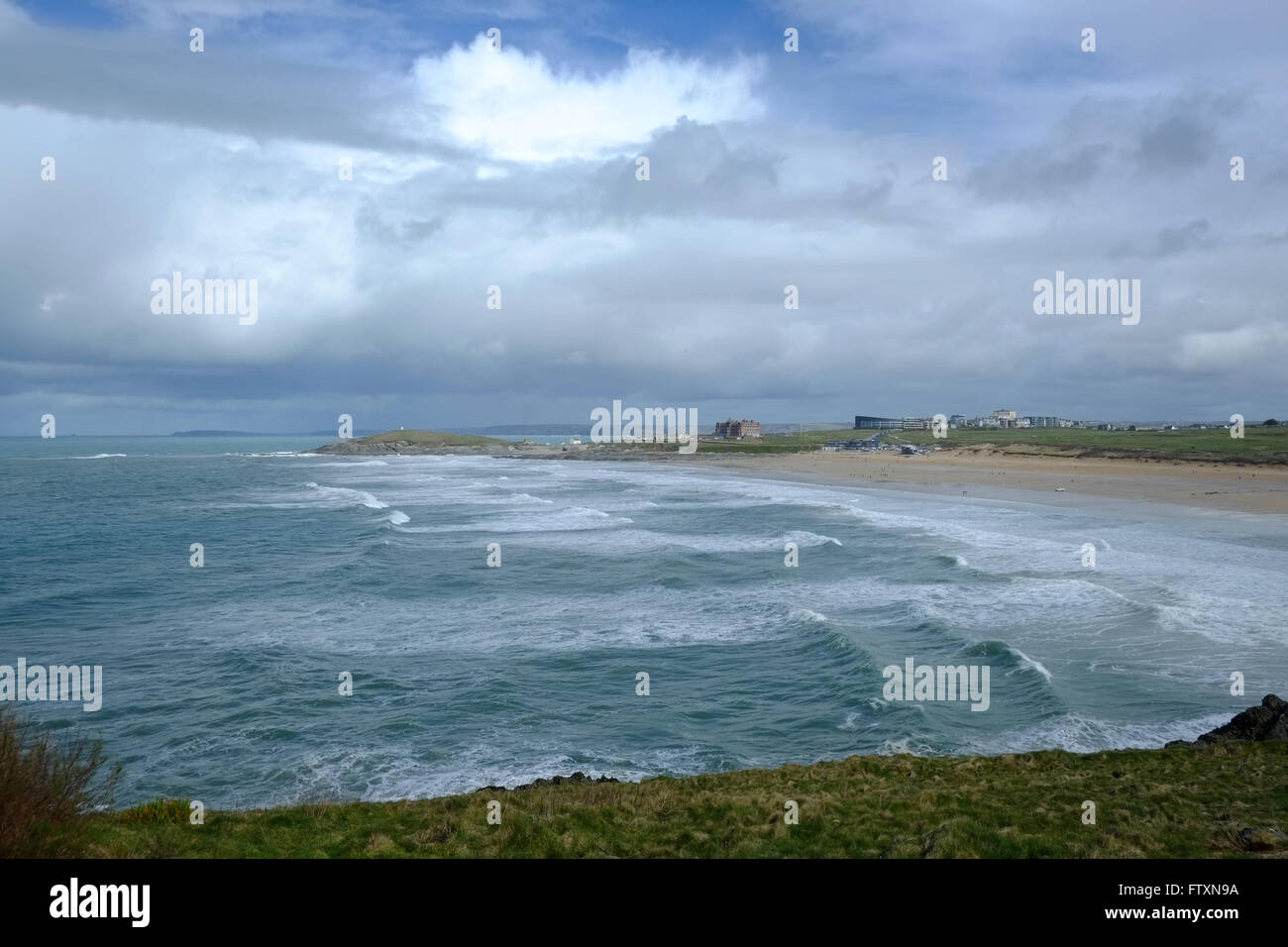 Blick, Blick nach Osten über Fistral Bay, Newquay, Cornwall mit blauen Himmel und flauschige Wolken Landschaft. Stockfoto