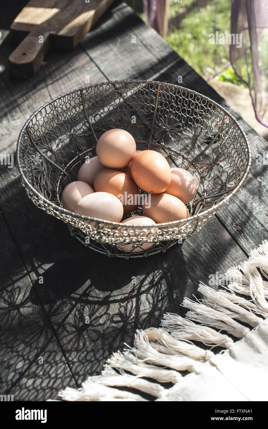 Eiern in einen Metallkorb Stockfoto