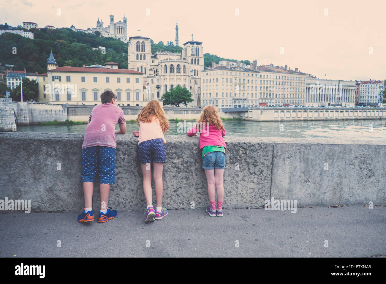 Drei Kinder Blick auf Dom und Fluss Saone, Lyon, Frankreich Stockfoto