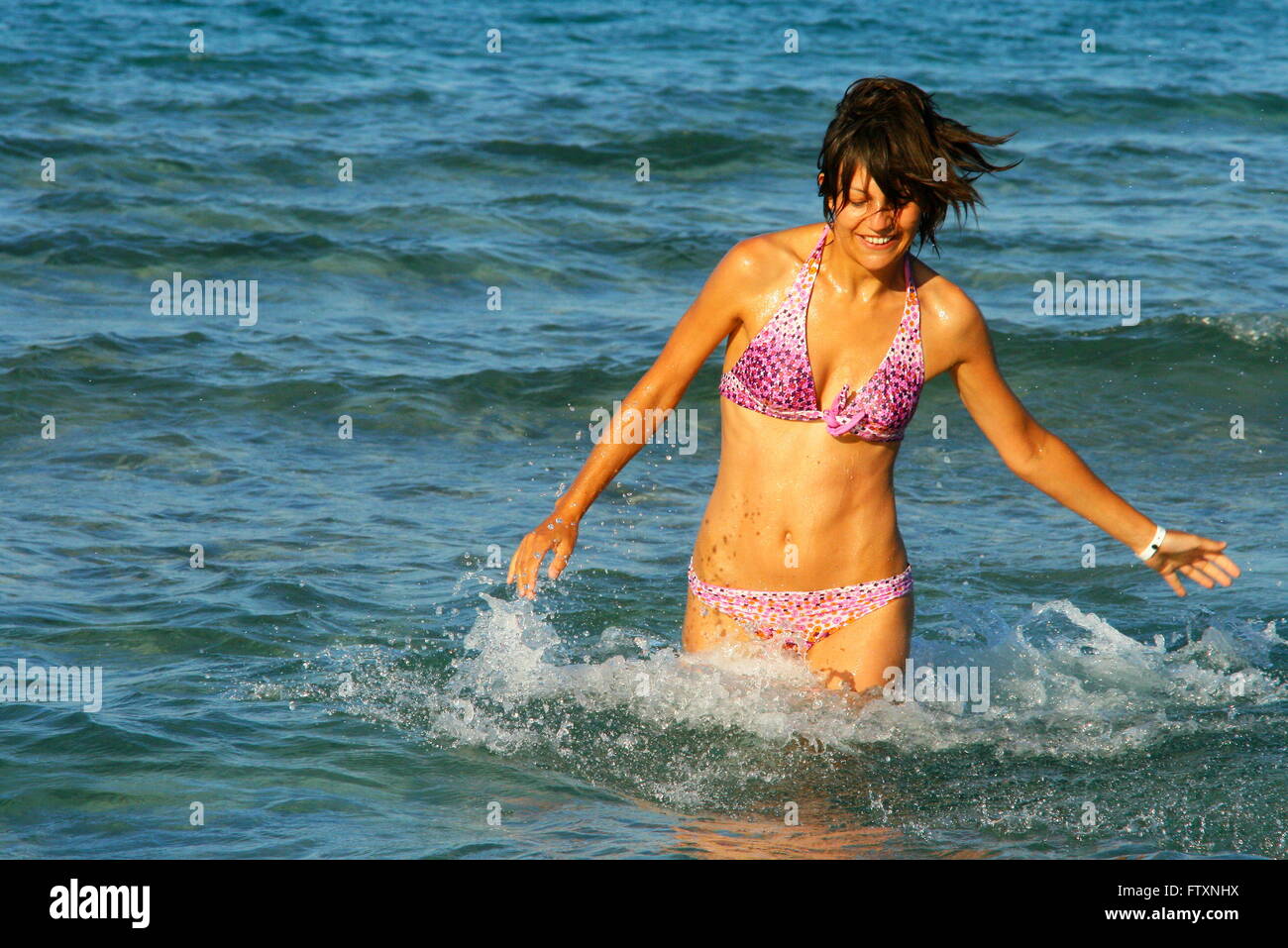 Frau im Bikini im Meer, Otranto, Lecce, Apulien, Italien Stockfoto