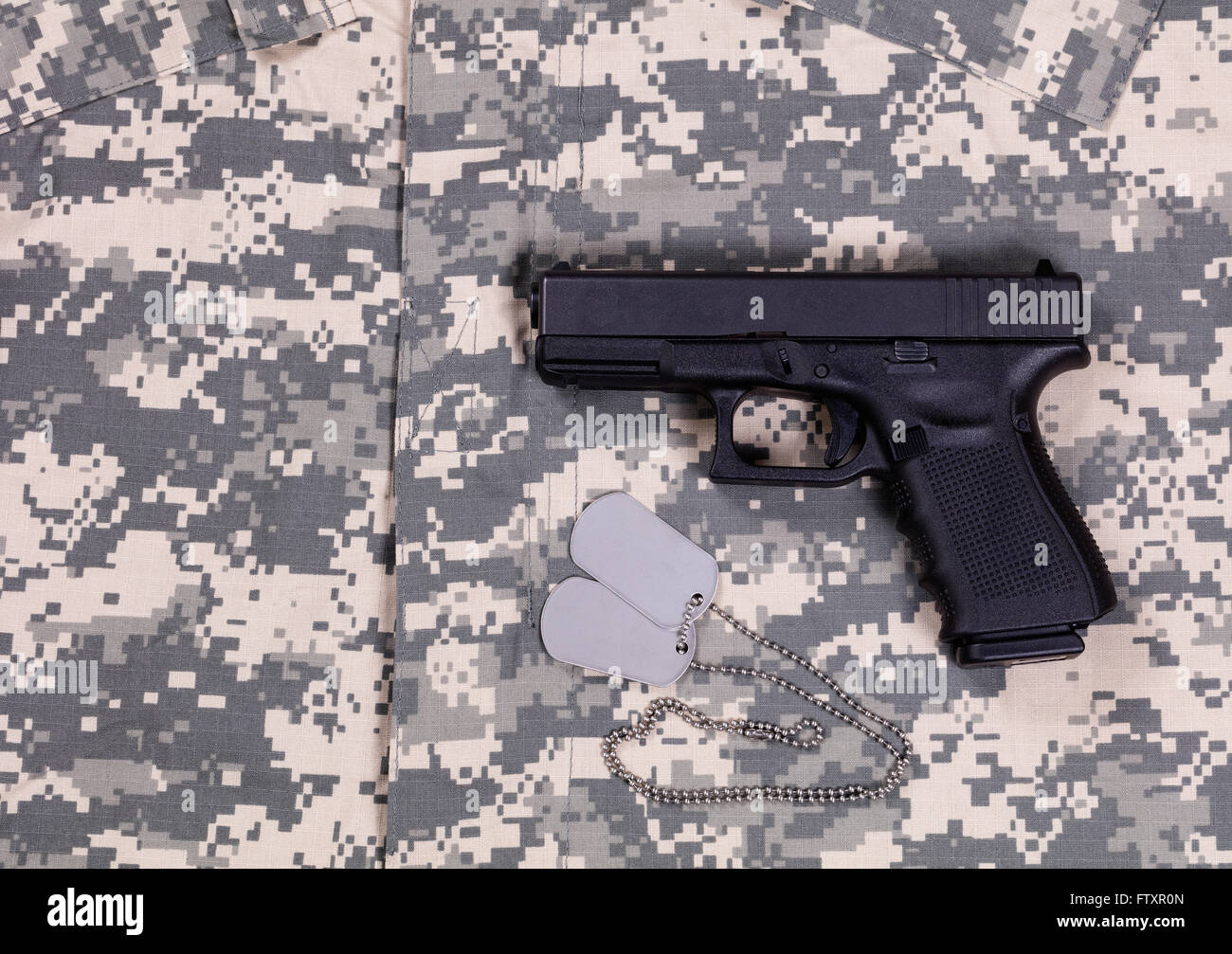 Militärischen Kampf Galauniform, ID-Tags und Waffe Stockfoto