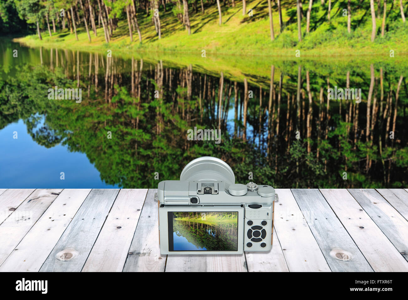 Kamera mit Bildschirm auf Holztisch mit schönen Landschaft im Hintergrund anzeigen Stockfoto