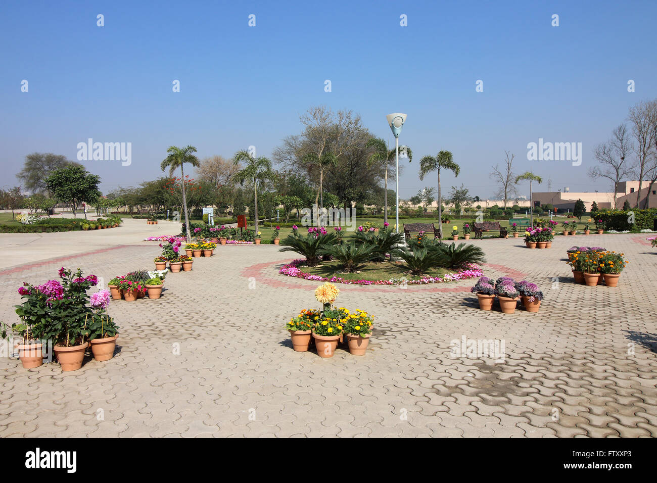 Bunte Gärten im Baba Banda Singh Bahadur Denkmal in der Nähe von Chandigarh im indischen Bundesstaat Punjab. Stockfoto