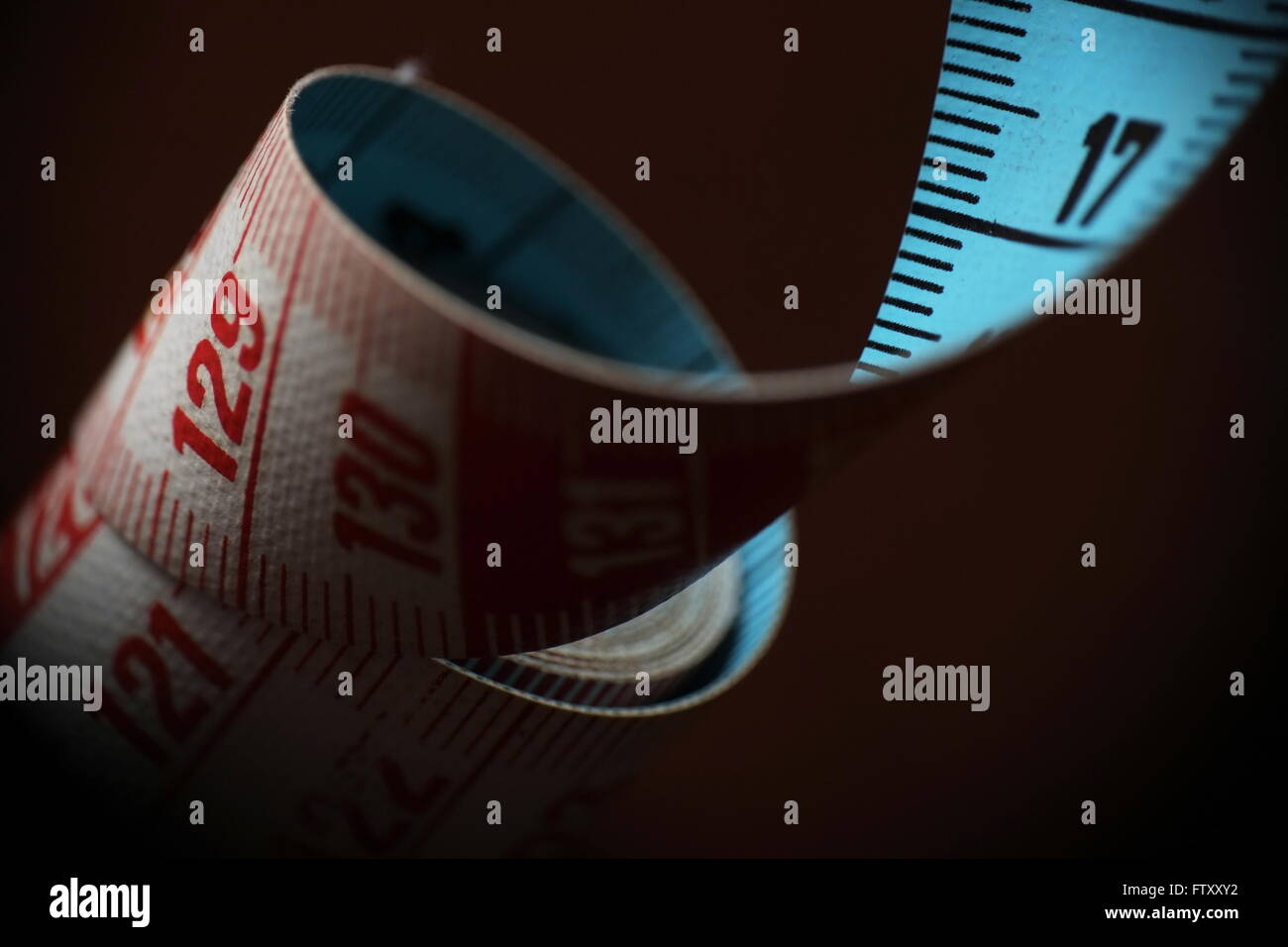 Nahaufnahme von einem metrischen Maßband ausgerollt und gedehnt Stockfoto