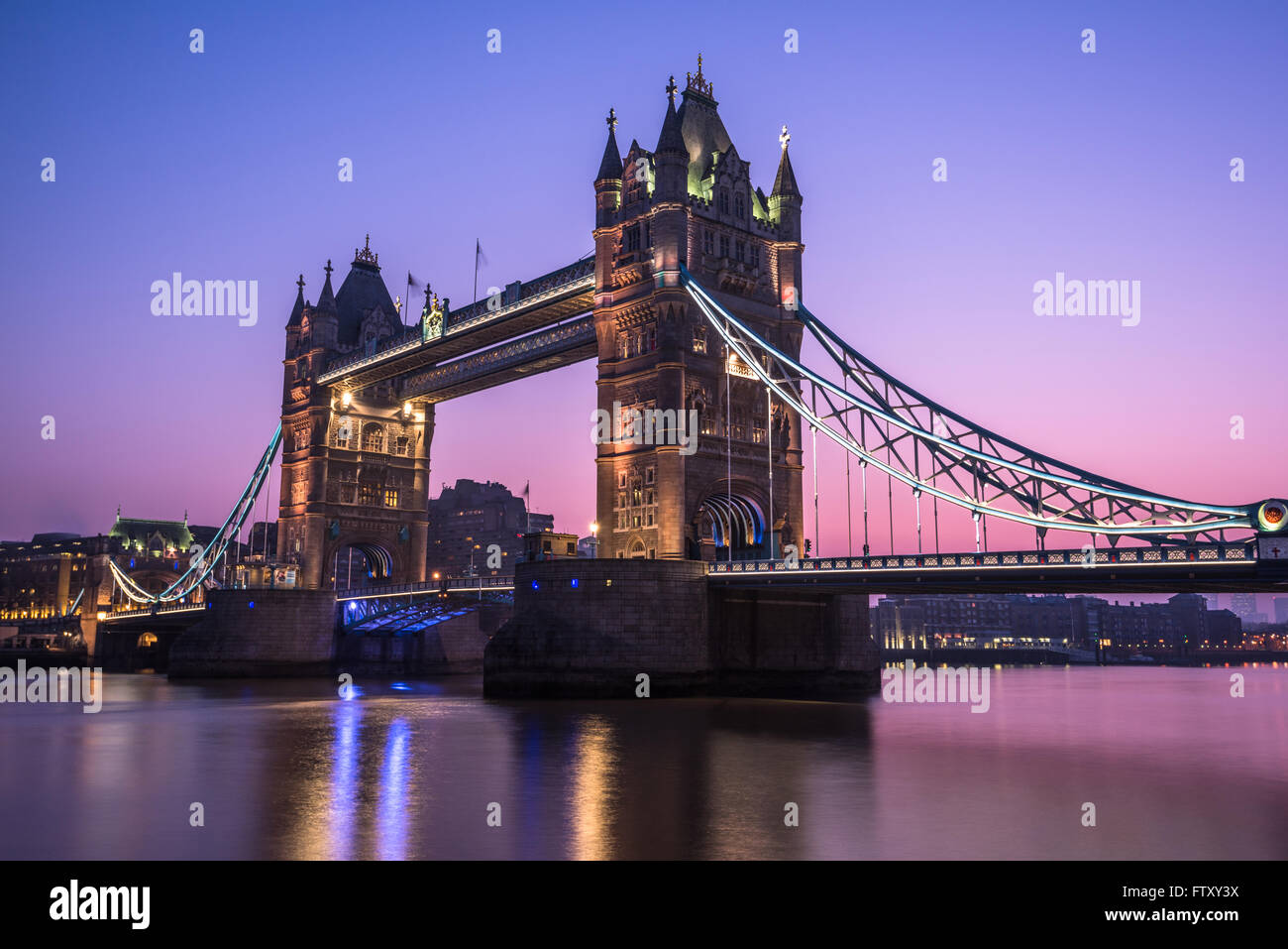 Tower Bridge in London bei Sonnenaufgang, Spiegelbild im Wasser schön kühlen Farben am frostigen Morgen. Stockfoto