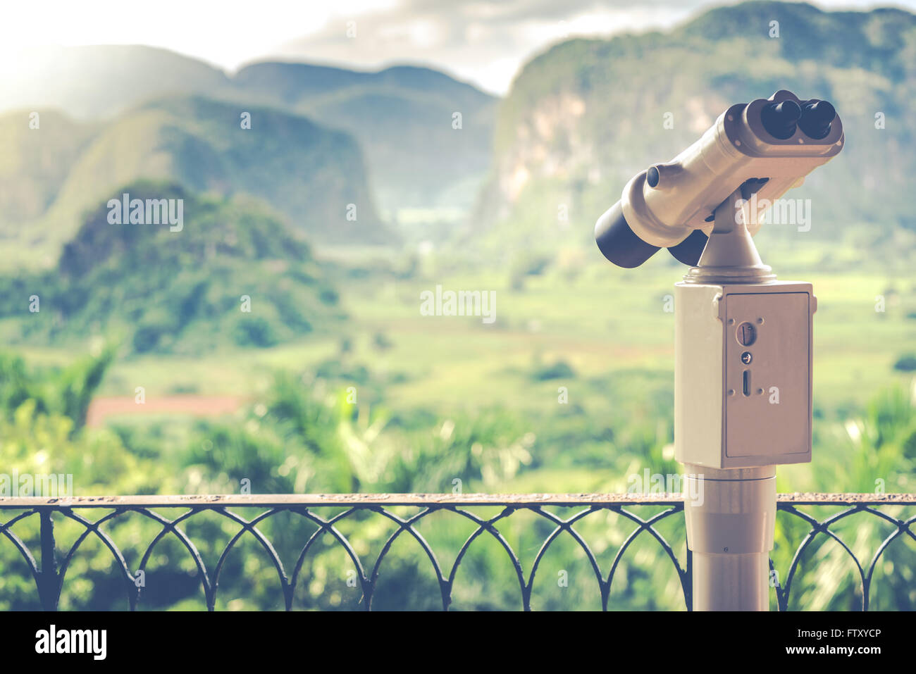 Bezahlen Sie per Münze Landschaft Fernglas in Vinales Tal in Kuba Stockfoto