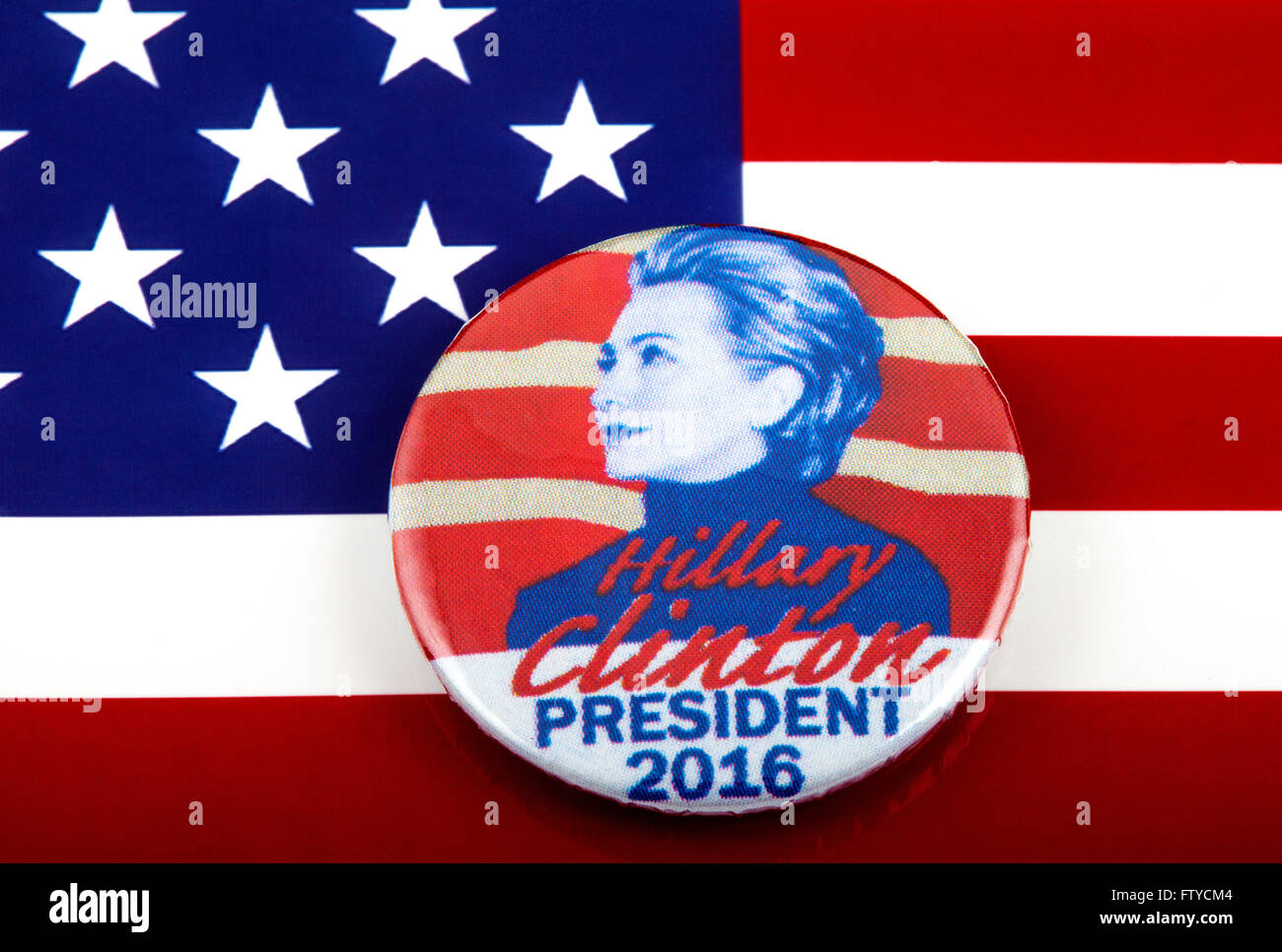 Ein Hillary Clinton 2016 Pin Abzeichen über die US-Flagge als Symbol für ihre Kampagne, um der nächste Präsident der USA geworden. Stockfoto