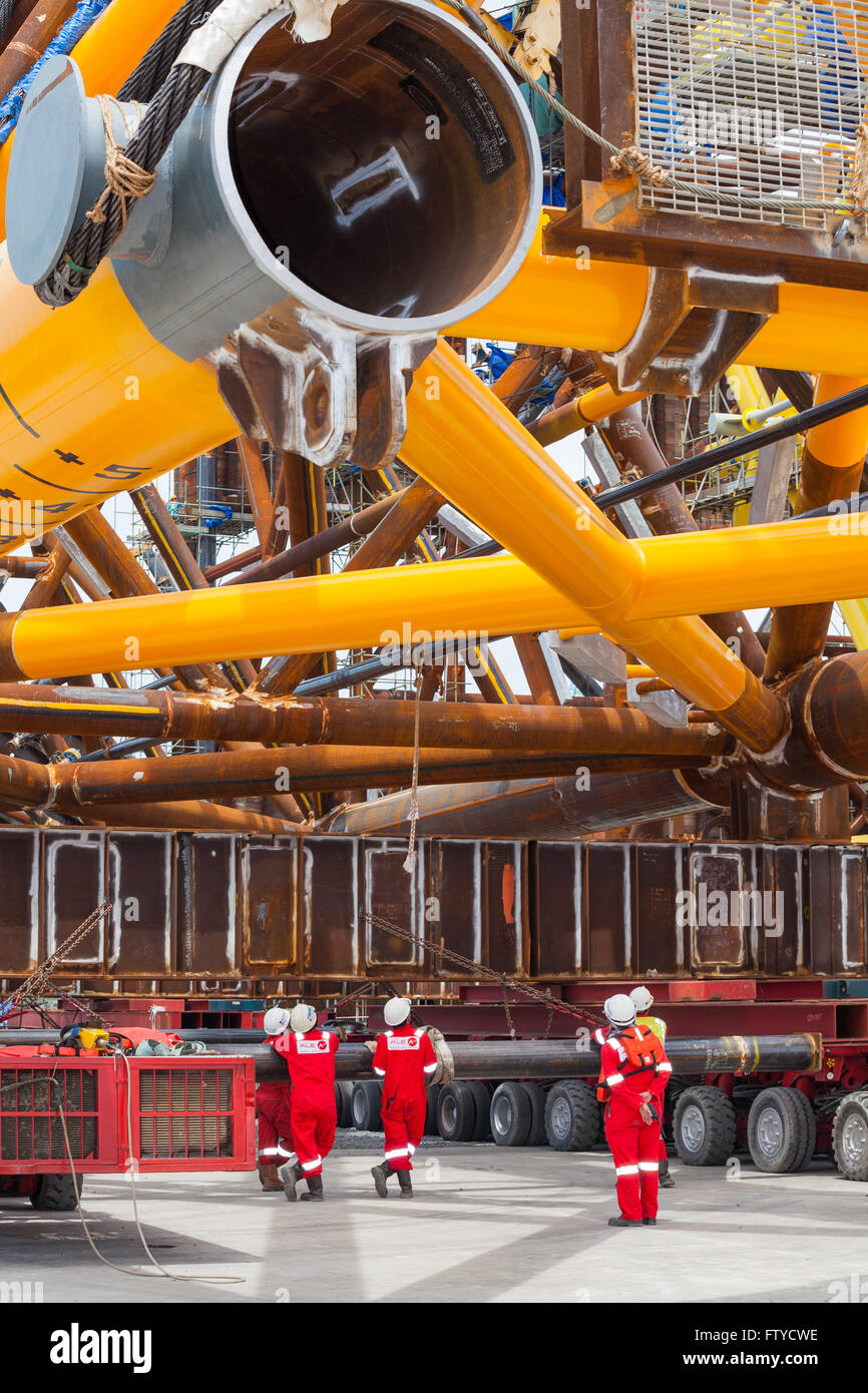 Oil Rig Jacke auf Anhänger bevor er zu einem Lastkahn Stockfoto