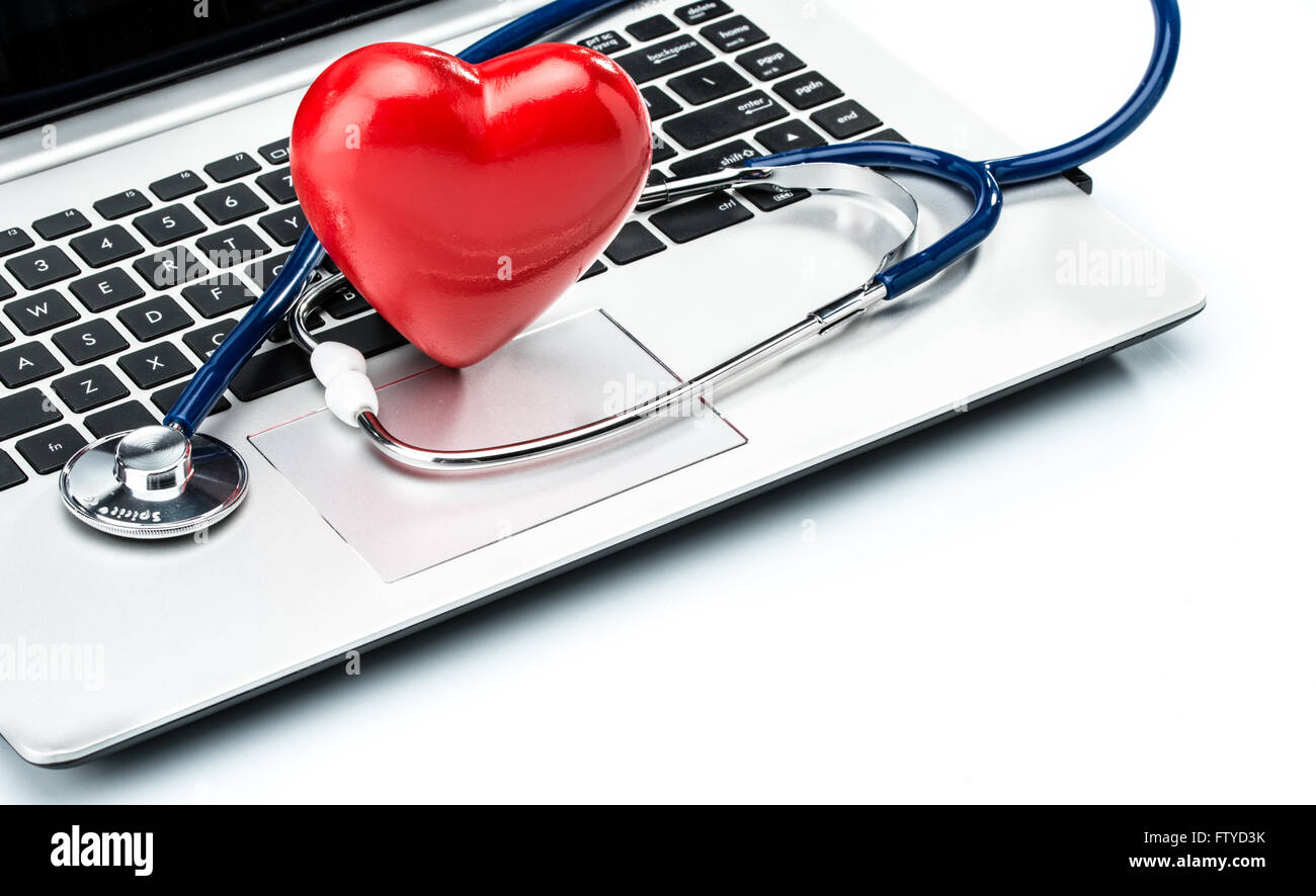 Kardiologe, Herz-Kreislauferkrankungen Forschung, Stethoskop und Herz Form auf Laptop-Tastatur Stockfoto