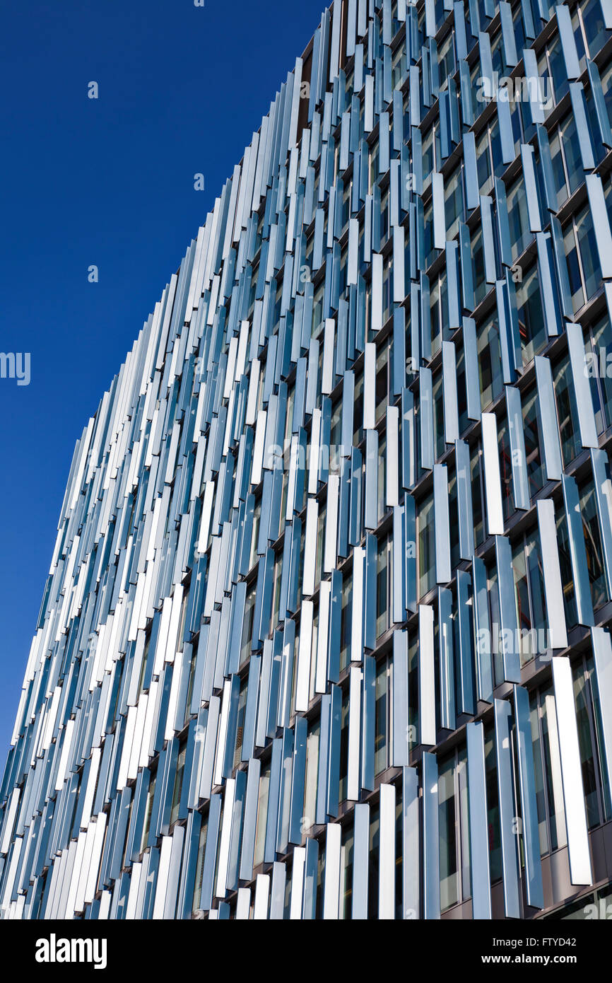 Blue Fin Gebäudefassade in Bankside, London. Seitenleitwerke bieten Sonnenschutz für die Büros in. Stockfoto