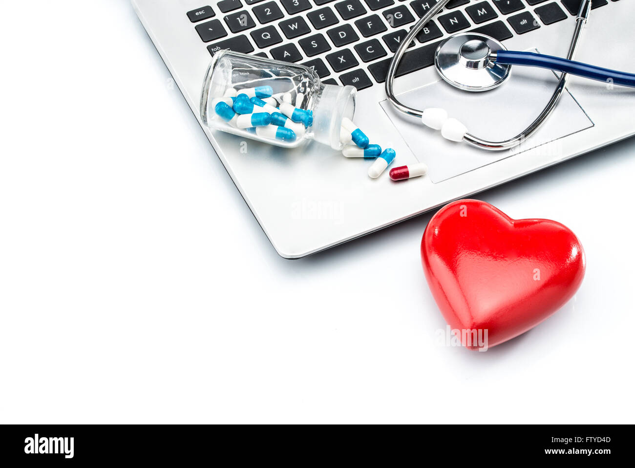 Kardiologe, Herz-Kreislauferkrankungen Forschung, Stethoskop und Herz Form auf Laptop-Tastatur Stockfoto
