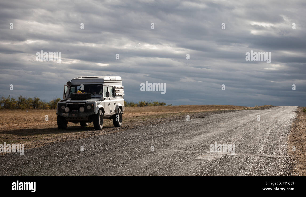 Kirgisistan, Kirgistan, Asien, einsame Reise, 4WD, Verteidiger in der Steppe unterwegs Stockfoto