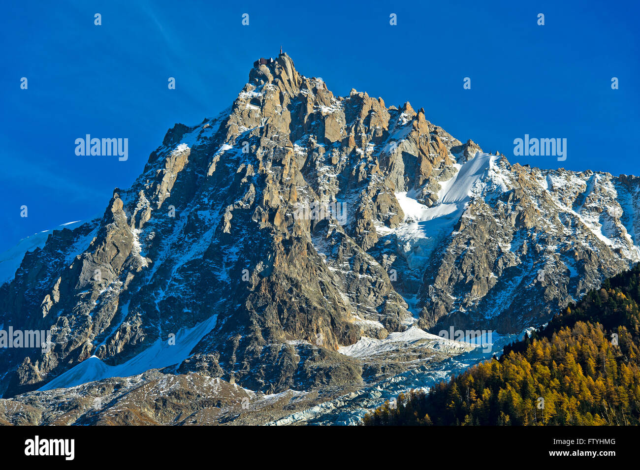Felsmassiv der Aiguille du Midi Spitze mit oberen Seilbahnstation, Chamonix, Haute Savoie, Frankreich Stockfoto